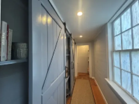 Downtown Home. Walk to Waterfront, Restaurants, Shops & Train. Beaches Nearby.