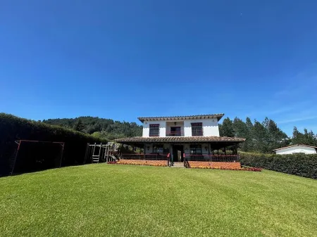 Spacious 3-bdr Colonial property in Guarne-20 min from airport Jose Maria Cordv Отели в г. Гуарне