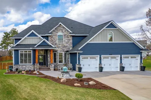 Luxe Spacious 5-bedrooms w/pool, hot tub, sauna, fenced, gourmet kitchen & more!