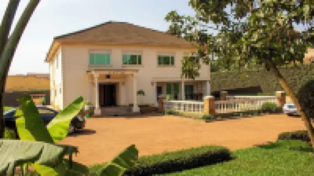 Family-sized unique private villa w/an office & kitchen, super close to the city Hotels in 