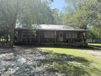 Peaceful 2BR Cabin Retreat in Tifton-Shady Pondside Getaway on Quiet Dirt road
