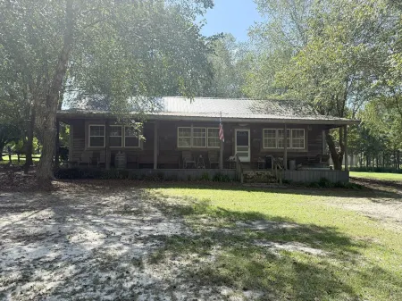 Peaceful 2BR Cabin Retreat in Tifton-Shady Pondside Getaway on Quiet Dirt road