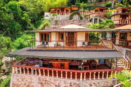 Jenna's River Bed & Breakfast Hotel di San Antonio Palopo