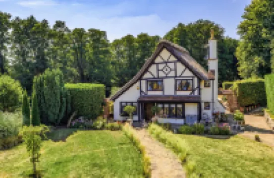 16th Century Chocolate box Thatched Cottage within 2.5 Acres Hotels in West End