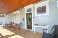 4-bedroom house in historic Berkeley Springs with AC, WiFi & Hot Tub Hotels in Berkeley Springs