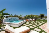 NEW!!! Ocean View Malibu Modern Home w/ Mini Golf & Spa