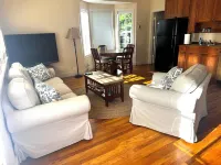 Cottage next to historical home in Lake Oswego