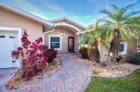 Spacious 4-bedroom Orlando Lakefront House w/ Pool near Downtown