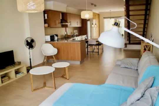 Apartamento Duplex, Amplo e Moderno, com Todas as Comodidades a 10 min da Praia