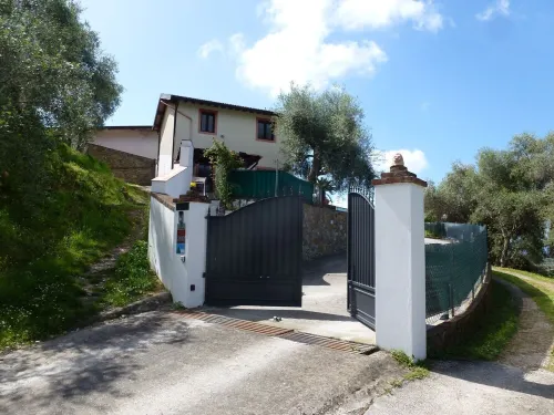 Ferienhaus mit Meerblick, Terrasse, Wlan, Parkplatz Hotels in Massarosa