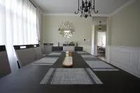 Spacious 5-bedroom bungalow with AC, WiFi in welcoming Berwyn