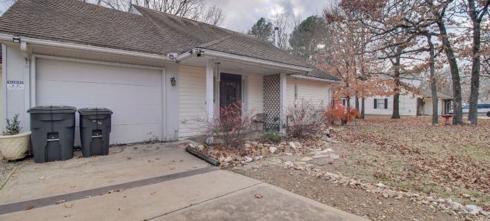 Tahlequah Duplex w/ Screened-in Porch & Fire Pit! Hoteles en Condado de Cherokee