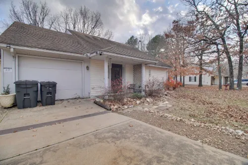 Tahlequah Duplex w/ Screened-in Porch & Fire Pit! - 2-Star