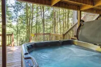 Luxe Fightingtown Creek Cabin: 2 King Suites & Spa - 3-Star