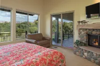 Los Lagos Sedona: 23-Acre Vacation Estate on Oak Creek, Sedona Amazing Amenities Hotels near Bell Rock