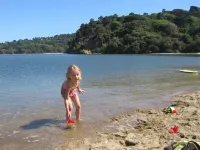 Vacation Home Overlooking Heart's Desire Beach at Tomales Bay Abbotts Lagoon附近的飯店