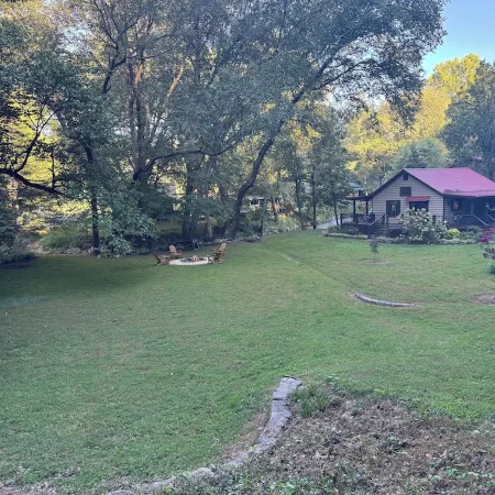 Cozy Nottely River Cabin. Close to lake, hiking trails, and Vogel State Park.