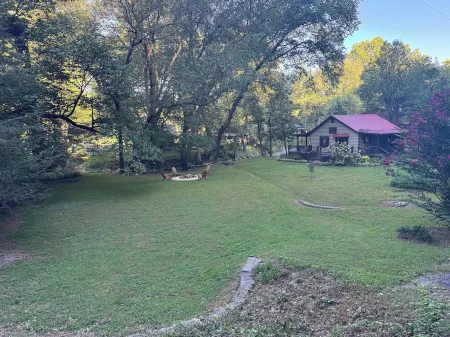 Cozy Nottely River Cabin. Close to lake, hiking trails, and Vogel State Park. Отели в г. Юнион