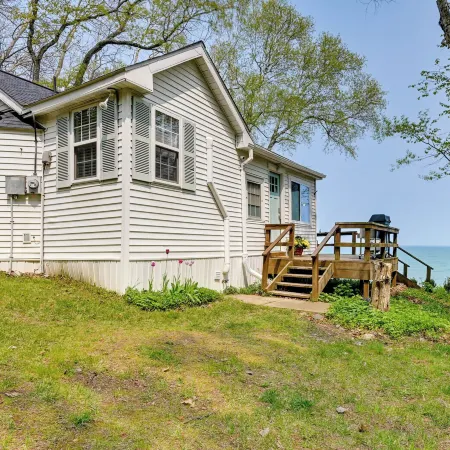 Beachy Palms Cottage on Lake Huron w/ Hot Tub!