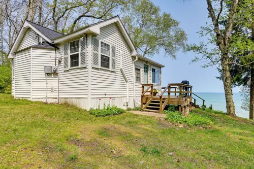 Beachy Palms Cottage on Lake Huron w/ Hot Tub! - 3-Sterne