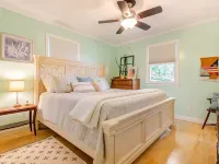 Peaceful Lakeside Retreat, Great for Groups, Dock, Parking, Blackstone, 8 Beds Hotels in Mercer County