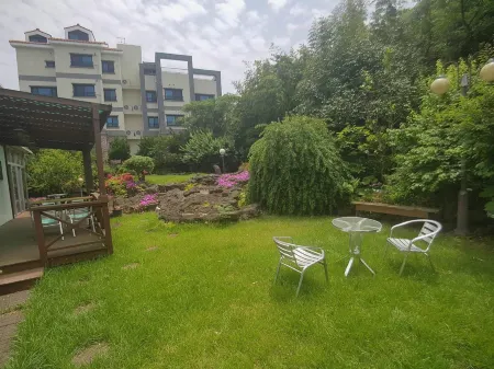 Bong Stay Отели рядом с достопримечательностью «Jeju Jeolmul Natural Recreation Forest»