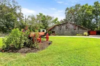 Log Cabin, Utk/Neyland, Smokies, 16Acres, FP, HotTub, GameRoom,Fishing,Golf,Pets
