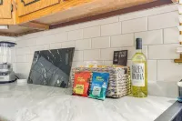 < 1 Mi to Lambeau Field: Green Bay Home w/ Grill! - 3-Star