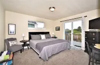 Warm Cottage w/ hot tub - across from the ocean and Damon Point