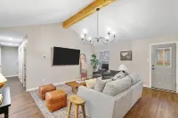 Cozy Updated Home w/ Hot Tub minutes from DFW Airport