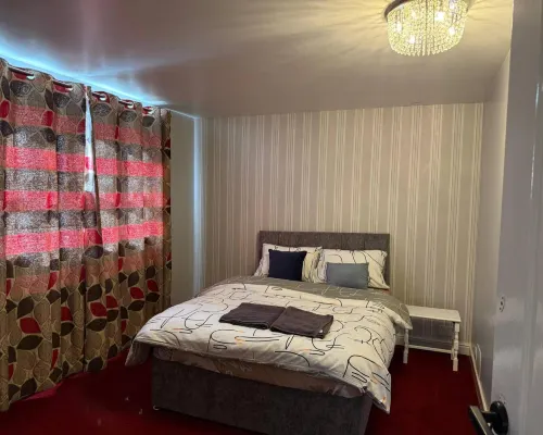 Spacious 6 Bedroom Family House Hotels in Barnsley
