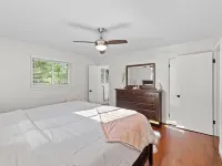 Dog Friendly with Fully Fenced Half Acre Yard, Prime Location, and in-Law Suite! Hotels in Springfield