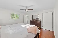 Dog Friendly with Fully Fenced Half Acre Yard, Prime Location, and in-Law Suite! Hotels in Springfield