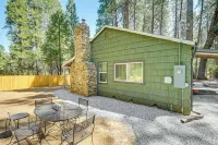 Walk to Winery: Cozy Cabin w/ Fire Pit in Murphys - parking