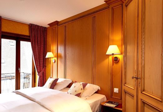 호텔 스파 에 레스토랑 오 샤셰르의 실내 수영장 및 스파