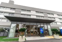 Novotel Angers Lac de Maine Hotel dekat Ancien couvent de la Baumette