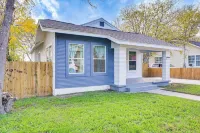 Charming San Antonio Home ~ 2 Mi to the Alamo! - Parking