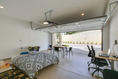 Pet-Friendly Paramount Home, 16 Mi to Los Angeles! Отели в г. Парамаунт