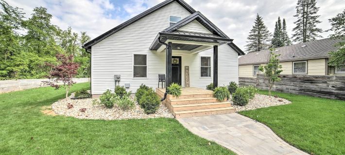 Newly Built Gilletts Lake Gem Dock and Hot Tub Hotels in Jackson County