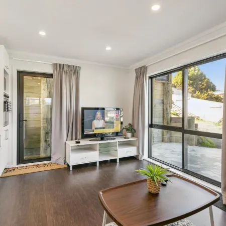 Modern 1BR Flat, Private Entry, Full Kitchen-30 minutes' drive to Wellington CBD Отели в г. Аппер Хатт