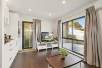 Modern 1BR Flat, Private Entry, Full Kitchen-30 minutes' drive to Wellington CBD فنادق في أبر هوت سيتي