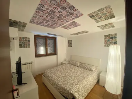 Three-story air-conditioned villa with private garden and parking space Отели в г. Гуидония-Монтечельо