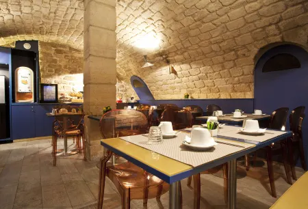 Hotel Trianon Gare de Lyon - Paris 12 Отели рядом с достопримечательностью «Théâtre de la Main d'Or»