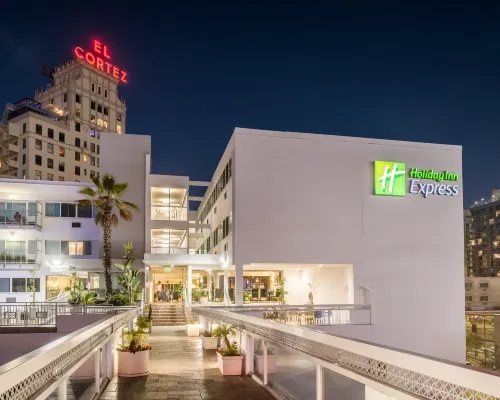 Holiday Inn Express San Diego Downtown by IHG Các khách sạn gần Sân bóng chày Petco Park