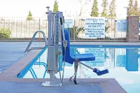 Holiday Inn Express & Suites BAKERSFIELD AIRPORT by IHG - piscina