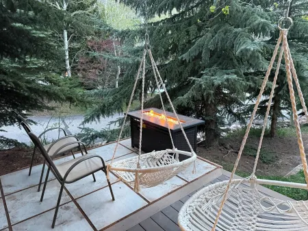 West Vail Hideaway 2/2 fireplace at pine ridge bus stop