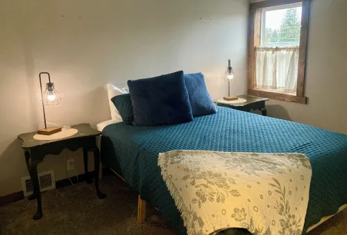 The White House…a lovely family friendly 4-bedroom house with WiFi in Kalkaska فنادق في Kalkaska