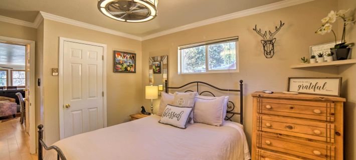 Walkable Location! Mtn-View Condo in Red River Hotels in Red River