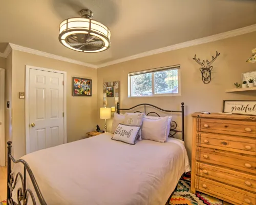 Walkable Location! Mtn-View Condo in Red River Hotels in Red River