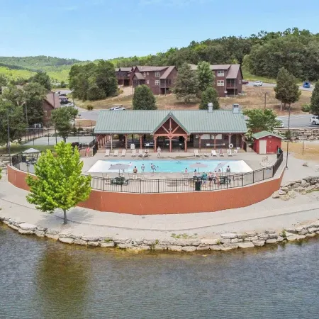 T Time Getaway - Overlooking Golf Views!